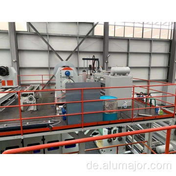 Arbeiter der Produktionslinie für Aluminiumwaben-Verbundplatten